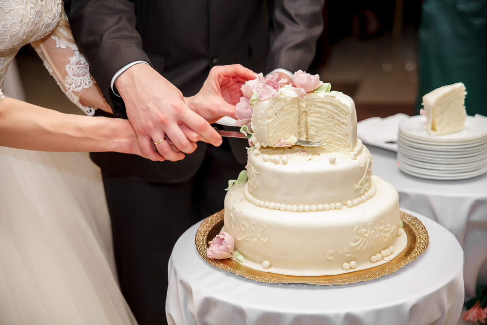 cake-cutting-tradition-wedding-planning-yacht-charter-nyc